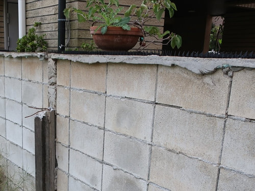 ブロック塀からはみ出している水色の断熱材や、支柱の鉄線が気になります。